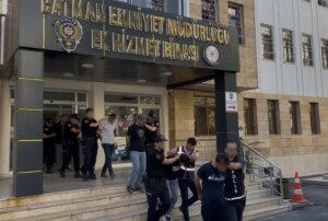 batmanda silahli kavga 1 polisle birlikte 8 yarali 4 kisi tutuklandi pzb9cC8h.jpg